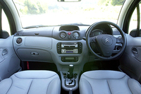 「コンフォートパッケージ」は、「レザーシート」「バックソナー」「クルーズコントロール付き革巻きステアリングホイール」「フロントシートヒーター（3段階）」「シートアンダートレイ」「フロントアームレスト」のセットで、18.0万円のアディショナルとなる。また、試乗した車両には、ディーラーオプションとして、ワイド6.5インチDVDナビゲーションシステム（18.8万円）が装着されていた。