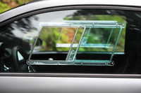 サイドウィンドウは昇降しない。ガラスではなくポリカーボネートになっており、まるでレーシングカーのようなスライド式の小窓が備わるのみ。