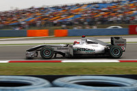 今季最高位の予選5位を獲得したメルセデスのミハエル・シューマッハー（写真）。スタートでバトンを抜き一瞬4位を走るがすぐに逆転され、メルセデス勢は予選6位のニコ・ロズベルグとのタンデム走行に終始した。2強には突き放されたが、後続にも脅かされることなく、シューマッハー4位、ロズベルグ5位完走。（写真＝Mercedes Benz）