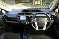 インストゥルメントパネルまわりはベース車の「アクア」とおおむね共通。内装色はブラックのモノトーンとなっている。
    