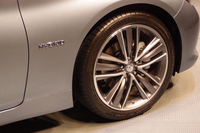 ホイールの中央にもインフィニティのエンブレム。フロントフェンダー後方には、ハイブリッドのバッジが添えられる。
    