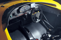 左右一体型のFRP製シートの上にはパッドが貼られるため、案外と長時間を過ごせそうだ。