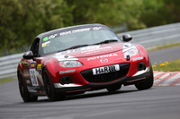 ニュルブルクリンク24時間耐久レースに参戦する、V3カテゴリー仕様の「マツダMX-5（日本名：ロードスター）」。
    