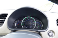 通常ブルーのスピードメーター照明は、燃費効率のよい走行状態になるとグリーンに変化する。