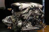 
	VWが押す6リッターW型12気筒ツインターボエンジン。最高出力560psを誇る
	 