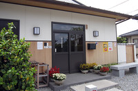 自宅を改装するついでに、こんなに立派な遍路用設備を作った方さえいる。中は驚くほどきれいだった。高松市手前で。