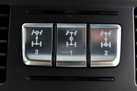 インストゥルメントパネル中央の“一等地”には、「Gクラス」伝統の3つのデフロックスイッチが配置される。