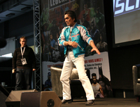 来場者のリクエストに応え、『宇宙刑事ギャバン』の変身アクションを再現する大葉健二氏。そのポーズは自ら考案したという。