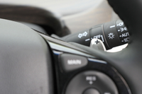 「RS」には「ジェイド」のラインナップで唯一シフトパドルが装備されている。