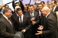 プレスデー2日目（2016年9月30日）の午前、会場を訪問したマニュエル・ヴァルス仏首相（左から2人目）。パーツサプライヤー「ファウレシア」のブースで。