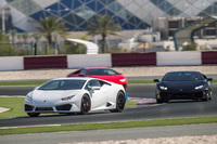 コーナーを抜ける「ウラカンLP580-2」。大型のフロントエアインテークやリアスポイラーリップなど、エクステリアの一部には同車専用の意匠が用いられている。