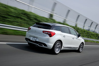 エンジンやトランスミッションの改良、アイドリングストップの採用などにより、「DS 5」の燃費は改良前から約33％改善したという（JC08モード）。