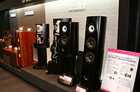 パイオニアのブースでは、多数のニューモデルを展示。なかでも新型ユニバーサルプレーヤーと高級スピーカー「EXシリーズ」に注目が集まっていた。