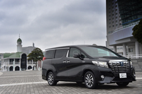 「アルファード ハイブリッド車 エグゼクティブラウンジ」。この角度から見ると、ボディーサイドの面構成がよくわかる。
    