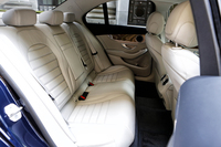 後席の様子。中央席の背もたれは、小物入れとカップホルダーを内蔵した、左右席用のアームレストを兼ねている。
    