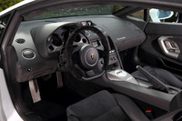 明るいスパイダーとは違って、「ガヤルドLP560-4」のインテリアは黒一色のスパルタンな雰囲気。手にピタリとフィットするスエードレザーのステアリングが装着されていた。