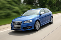 クロームメッキのラジエーターグリルがひときわ目をひくS3。ルーフスポイラーやサイドシルなどに、シャープなラインがはいる。スポイラーリップ付きのバンパーもスポーティさを強調。