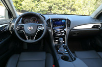 インテリアの造形は「CTS」などの上位モデルに通じるもの。インパネの上段には、オーディオや空調、Bluetooth通信などの操作ディスプレイが備わる。