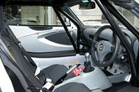 もともとレーシーな「エリーゼS」のコックピットに、ロールケージや消火器など安全装備を加えたのがカップカーだ。