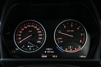 左が速度計で、右がエンジン回転計。ディーゼルらしく回転計のレッドゾーンは5400rpmからと低い。