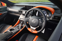 「RC F」には4色のインテリアカラーが用意される。写真は中でもビビッドな印象の「ブラック＆アクセントオレンジ」。
