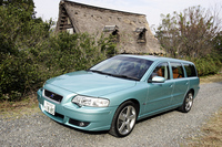 フロントセクションは専用デザインで、グリルを低く配し、バンパー下のエアダクトを拡大している。