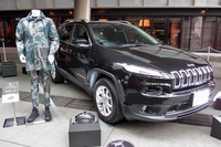 車両の展示スペースには、そのクルマから着想を得てコーディネートされたファッションブランドのアイテムが飾られる。