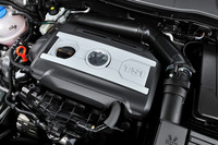 「ゴルフGTI」と同じ2リッターターボエンジンに、湿式6段DSGトランスミッションの組み合わせ。カタログ燃費は11.6km/リッター（JC08モード）。
