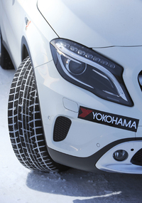 「アイスガード ファイブ プラス」は、高い吸水力を有するがゆえに、氷の上でもすぐれたグリップ性能を発揮できるという。その能力を長期にわたって維持できる、耐久性もセリングポイントのひとつ。