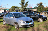 こちらは中古車販売のスペース。写真手前の「フォルクスワーゲン・ポロ」（2007年）は、走行11万5000kmで4200ユーロ（約54万円）、奥の「フィアット・グランデプント1.2」（2006年）は走行10万kmで4350ユーロ（約56万円）。