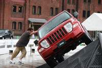 ジープ・エクスペリエンス名物「スパイダーサイドバンク」。クモのように38度の斜面を走行。傾斜の途中で止まっても、ジープは安定した姿勢を保つ。スタッフが下から車体を揺すってもビクともしない。 
