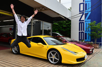 2580万円で手に入れた「458イタリア」の前で、ヨロコビのジャンプをキメる筆者。（写真＝池之平昌信）