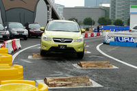 アスファルトに埋め込まれた障害物をクリアする「丸太越え」。