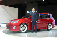 森郁夫社長と「エクシーガ」