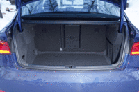 トランク容量はFF車の「1.4 TFSI」と「1.4 TFSIシリンダーオンデマンド」が425リッター、4WD車の「1.8 TFSIクワトロ」が390リッターとなっている。（写真をクリックすると、シートの倒れる様子が見られます）