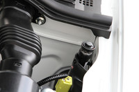 エンジンルーム左右両端、バルクヘッドの直前に取り付けられたアクティブボンネットのアクチュエーター。対歩行者の事故の際に、衝撃を感知するとボンネットを瞬時に70mmほど押し上げ、エンジンとの間に衝撃を吸収する空間を設ける。