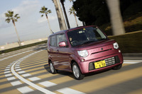 丸目の愛くるしい2代目から、直線的なデザインで大人っぽくなった新型。新エンジンの採用、パーツの軽量化や進化したCVTなどにより、従来型より15％の燃費改善がされたという。
【スペック】T：全長×全幅×全高＝3995×1475×1625mm／ホイールベース＝2425mm／車重＝830kg／駆動方式＝FF／0.66リッター直3DOHC12バルブターボ（64ps/6000rpm、9.7kgm/3000rpm）／価格＝139万3350円（テスト車＝同じ）