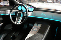 シルバーとブラックでまとめられたインテリア。イルミネーションだけでなく、天井全面がブルーに光る。