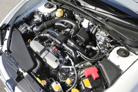 エンジンは「FB25」型の2.5リッター水平対向4気筒DOHC。「エクシーガ」には設定のあった、2リッターターボエンジンは用意されていない。