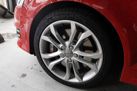 ホイールは、18インチの“S”専用デザイン。