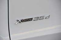 「X5 xDrive35d」はポスト新長期規制をクリアした「クリーンディーゼル自動車」としてエコカー減税対象モデルの認定を受け、自動車取得税と重量税が100％減免される。