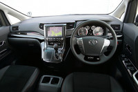 インテリアは黒が基調。本革巻きステアリングホイールのステッチやスタートボタンには赤の差し色が使われる。