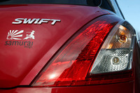 リアにも専用ロゴ。シルエットは武士のつもりだろうが……。