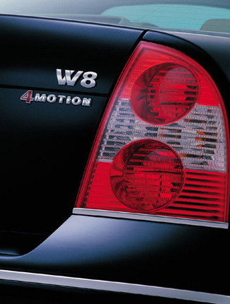 【スペック】（参考、欧州仕様）全長×全幅×全高＝4703×1746×1461mm/ホイールベース＝2702mm/車重＝1780kg(ドライバー含）/駆動方式＝4WD/4リッターW8DOHC32バルブ（275ps/6000rpm、37.7kgm/2750rpm）