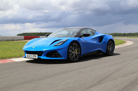 ロータス最後のガソリンエンジン車といわれるミドシップスポーツ「エミーラ」の2リッター直4ターボモデルに...
