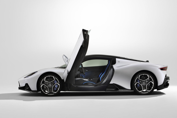 「マセラティMC20」はF1由来の燃焼技術を採用した3リッターV6ツインターボエンジン「ネットゥーノ」をリアミドに積んでいる。