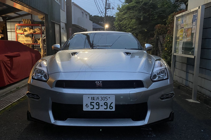 「GT-RプレミアムエディションT-spec」のフロントフェイス。このボンネットの下にひとりの職人が手作業で製造を行った、最高出力570PSを誇る珠玉の3.8リッターV6ツインターボ「VR38DETT」エンジンが収められている。