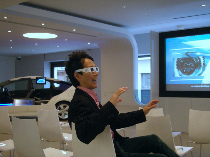 ランデブートヨタは全3フロア。日本風の弁当屋さんが設けられるなど、さまざまな用途に使われた。これは立体映像を楽しむ2010年10月の筆者。