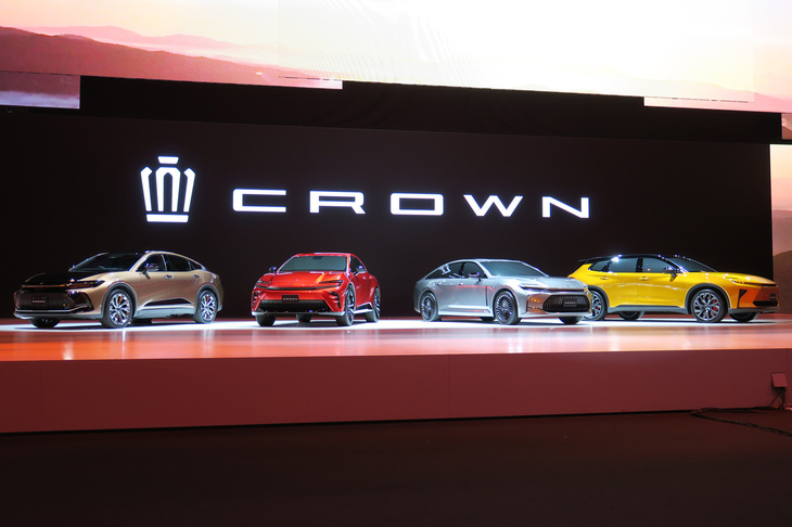 新型「クラウン」には、（写真向かって左から）「クロスオーバー」「スポーツ」「セダン」「エステート」と、4つのモデルがラインナップされる。