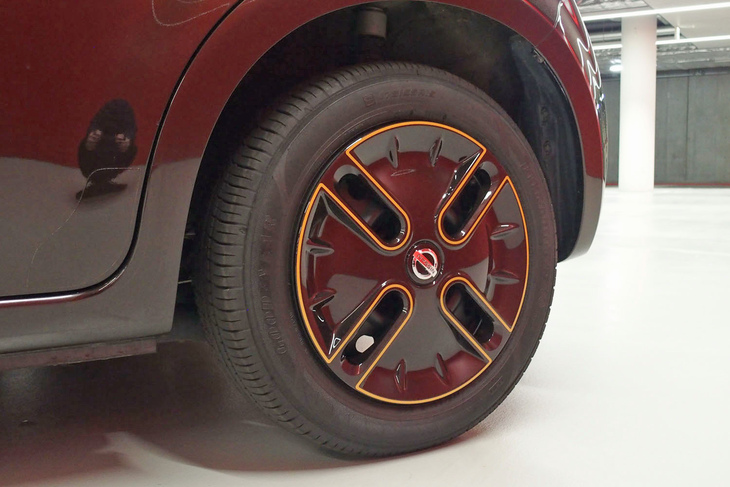 ブラウンにペイントされたホイールカバーが備わるのも「キューブ レトロリノベーション」の特徴。ベースモデルの外板色に合わせてグレーのホイールカバーも選択できるようになっている。